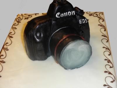 Torta in forma di apparecchio fotografico